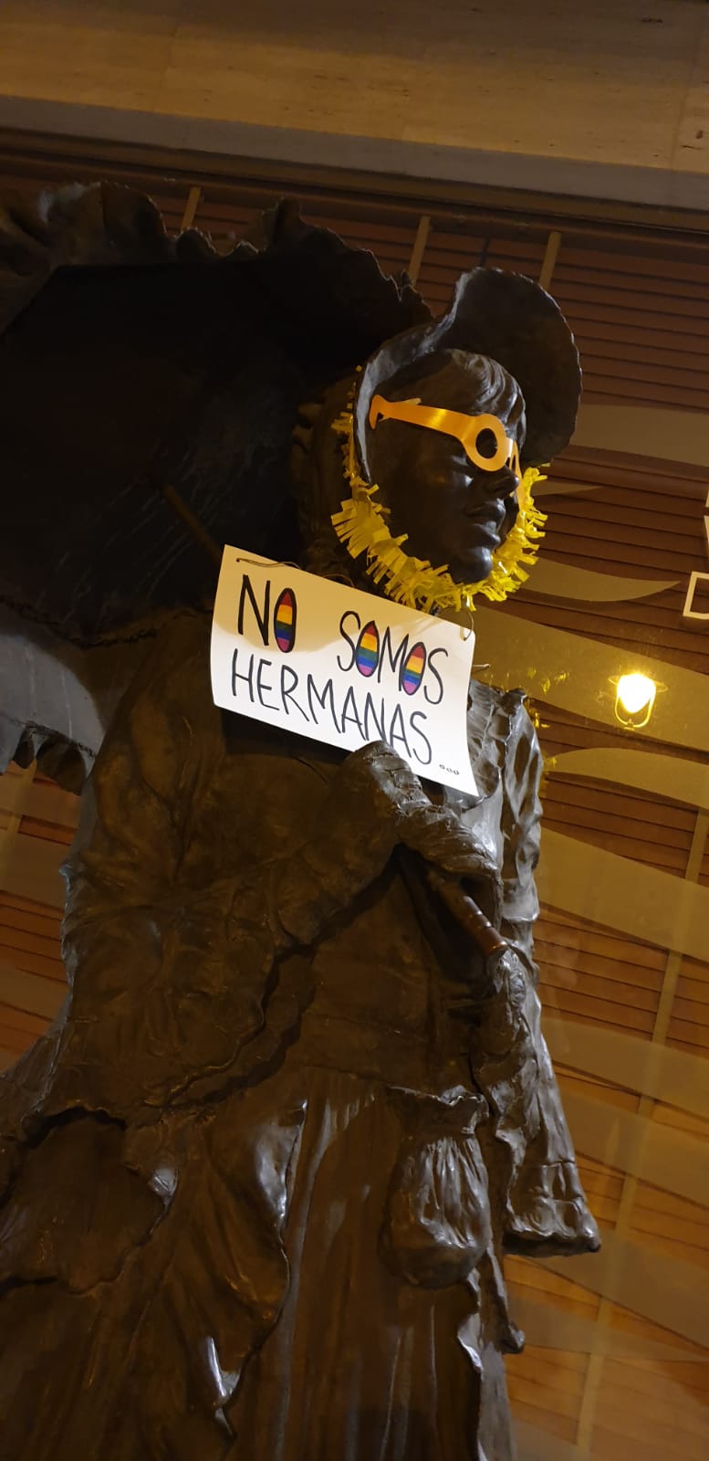 Las estatuas más emblemáticas de Avilés, desde 'La Monstrua' de Carreño Miranda a lal monumento de Pedro Menéndez o los caños de San Francisco amanecieron ataviadas con guirnaldas y carteles en defensa de la diversidad sexual, con mensajes como 'Ser trans no es ser un monstruo' o 'El que no entienda que el sexo no entiende de sexos no entiende el sexo'