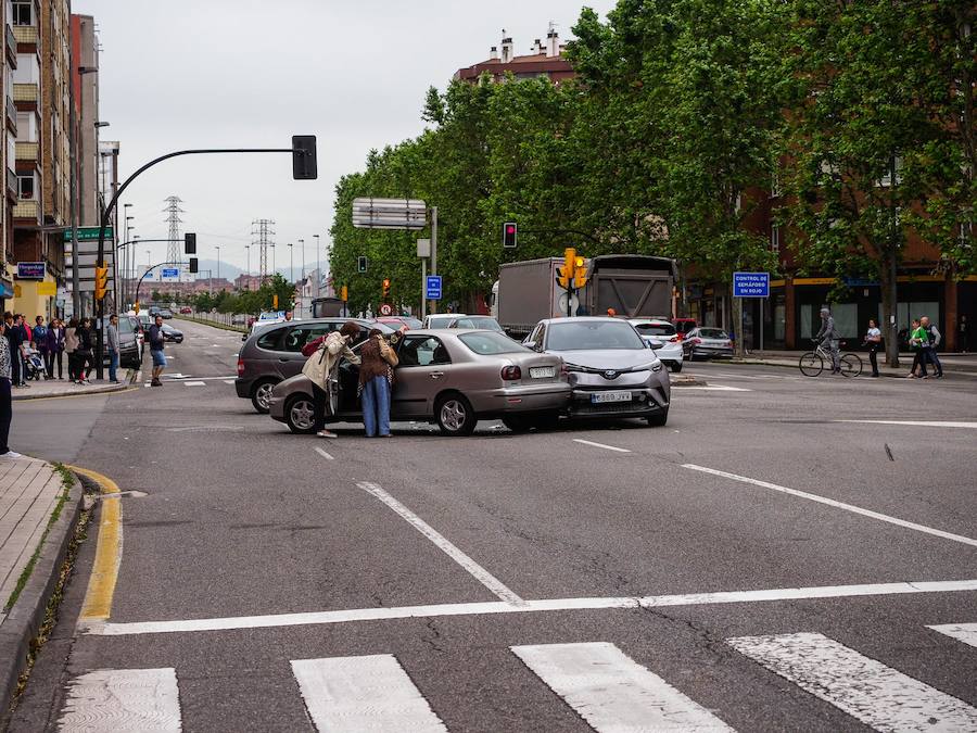 El siniestro tuvo lugar poco después de las cinco de la tarde en la confluencia de la avenida del Príncipe de Asturias y la avenida de la Argentina, un punto con una alta siniestralidad