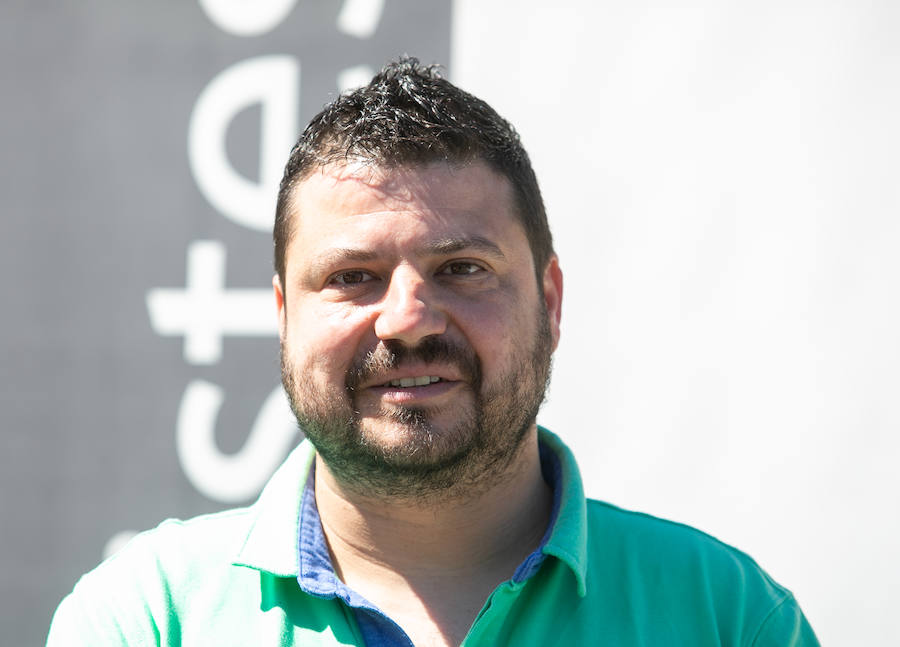 BIMENES. Aitor García. 39 años. ASTURIANISTES. De Santa Gadía, García es técnico en estructuras técnicas ligeras y ha estudiado un grado superior de Administración y Finanzas. Es gaitero y dirige el grupo folclórico ‘La Flor del Pumar’. Se presentó a tres mandatos antes de conseguir la Alcaldía hace 4 años