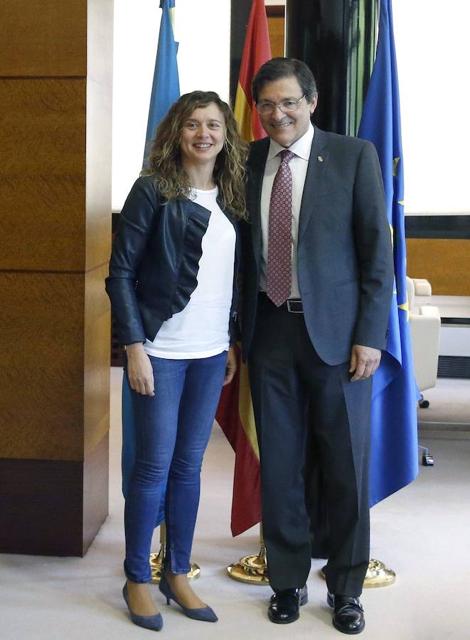 CANDAMO. Natalia González. 47 años. PSOE. Licenciada en Filología Inglesa, tuvo una academia antes de aprobar unas oposiciones y dedicarse a la enseñanza de inglés en Secundaria. Trabaja en el IES de Pravia. Concejala de Bienestar Social durante doce años, es alcaldesa desde 2015.