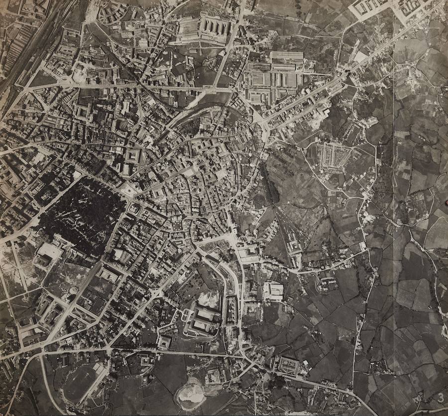 Oviedo en 1958. En la imagen se ve una ciudad aún sin infraestructuras como la autopista ‘Y’ y en la que se reconocen la fábrica de La Vega y el Milán, aún cuartel.