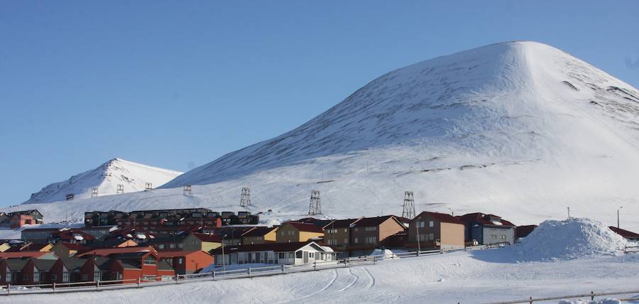 ¿En alguna ocasión has sentido la curiosidad de saber cuáles son las localidades más gélidas, remotas o aisladas del planeta? Lonely Planet ha publicado un ranking con poblaciones que desafían las altas temperaturas o que viven aisladas de cualquier rincón civilizado del mundo. Estas son, según la editora de guías de viajes, las ciudades más extremas del planeta. En la imagen, Longyearbyen (Noruega).