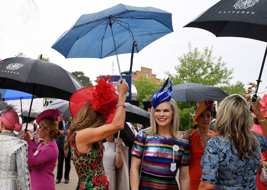 Un año más, el condado de Berkshire acoge las tradicionales carreras de caballos de purasangre Royal Ascot. A la cita (del 18 al 22 de junio) acude la Familia Real Británica y un sinfín de invitados ataviados con los sombreros, pamelas y tocados más estravagantes.