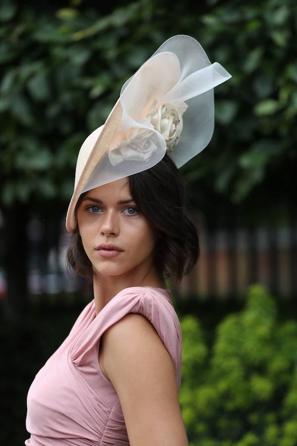 Un año más, el condado de Berkshire acoge las tradicionales carreras de caballos de purasangre Royal Ascot. A la cita (del 18 al 22 de junio) acude la Familia Real Británica y un sinfín de invitados ataviados con los sombreros, pamelas y tocados más estravagantes.