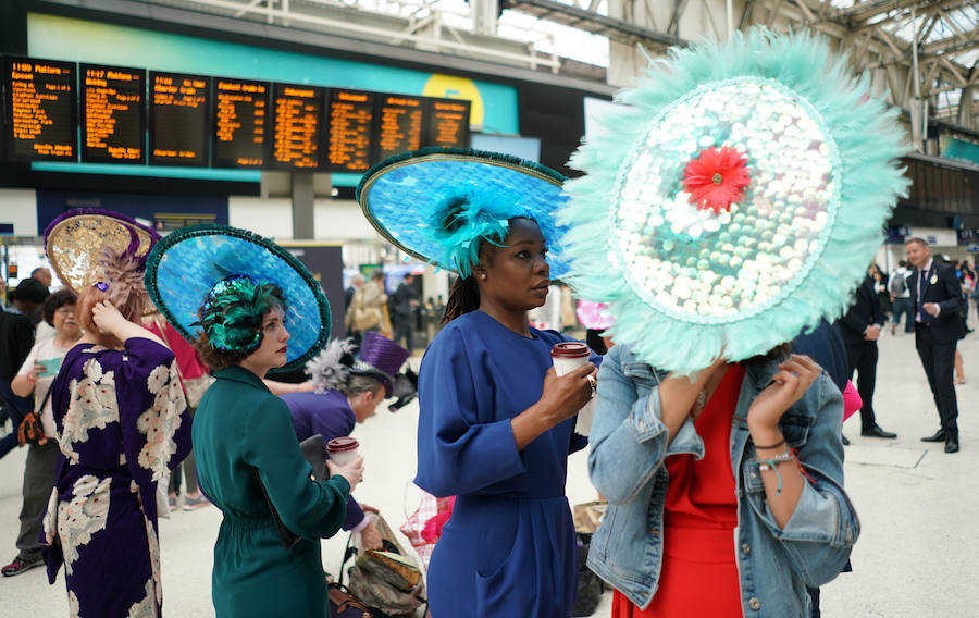 Un año más, el condado de Berkshire acoge las tradicionales carreras de caballos de purasangre Royal Ascot. A la cita (del 18 al 22 de junio) acude la Familia Real Británica y un sinfín de invitados ataviados con los sombreros, pamelas y tocados más estravagantes.