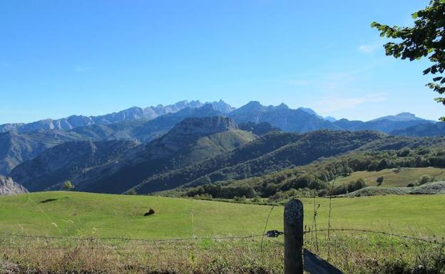 Vista desde Le Bedules hacia el E. Picos de Europa y en primer plano Peña Salón.