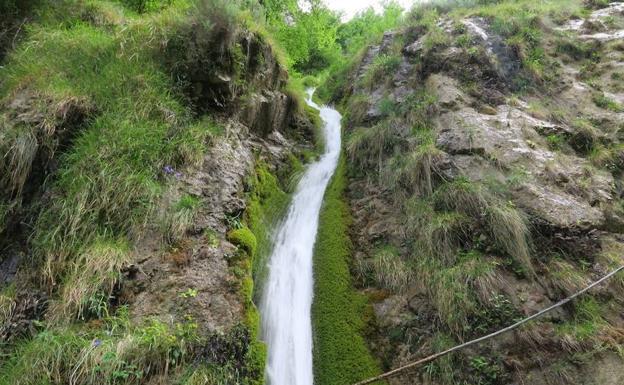 Caída de agua en la Foz de los Andamios.