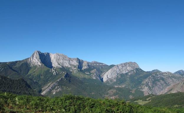 Vista desde les Bedules hacia el Oeste, Picu Tiatordos.