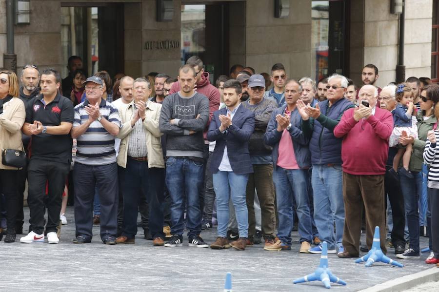 Decenas de personas se han concentrado en Cudillero en memoria del profesor David Carragal, nacido en el concejo, que falleció a causa de la brutal paliza que le propinaron tres jóvenes en las fiestas de La Florida de Oviedo.