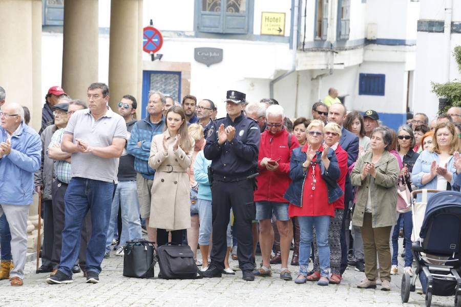 Decenas de personas se han concentrado en Cudillero en memoria del profesor David Carragal, nacido en el concejo, que falleció a causa de la brutal paliza que le propinaron tres jóvenes en las fiestas de La Florida de Oviedo.