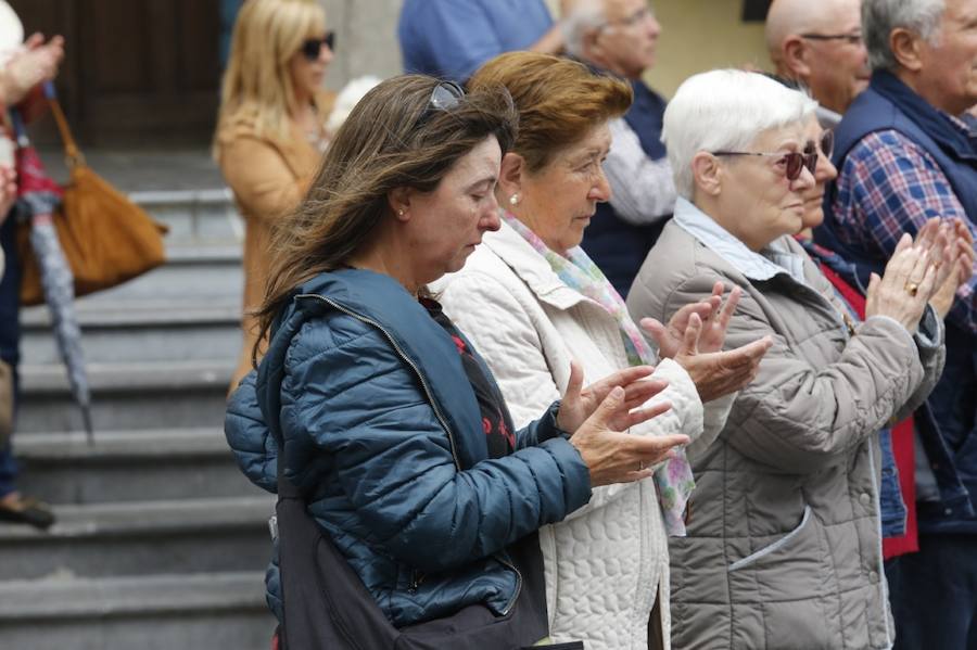 Decenas de personas se han concentrado en Cudillero en memoria del profesor David Carragal, nacido en el concejo, que falleció a causa de la brutal paliza que le propinaron tres jóvenes en las fiestas de La Florida de Oviedo.