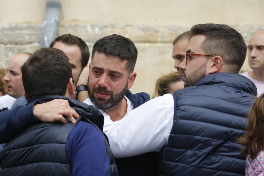 Decenas de personas se han concentrado en Cudillero en memoria del profesor David Carragal, nacido en el concejo, que falleció a causa de la brutal paliza que le propinaron tres jóvenes en las fiestas de La Florida de Oviedo.