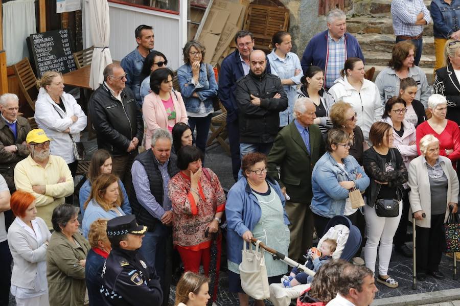 Decenas de personas se han concentrado en Cudillero en memoria del profesor David Carragal, nacido en el concejo, que falleció a causa de la brutal paliza que le propinaron tres jóvenes en las fiestas de La Florida de Oviedo.