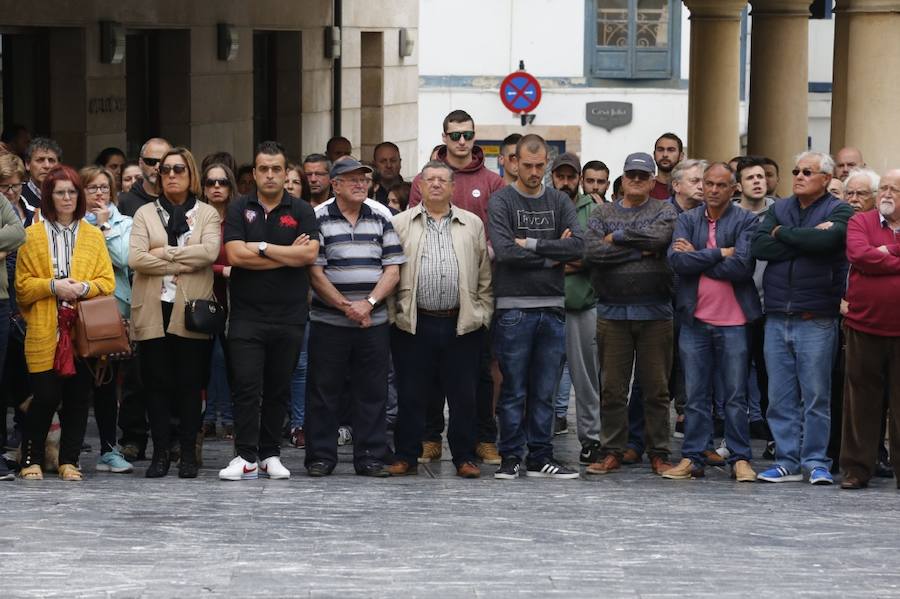 Decenas de personas se han concentrado en Cudillero en memoria del profesor David Carragal, nacido en el concejo, que falleció a causa de la brutal paliza que le propinaron tres jóvenes en las fiestas de La Florida de Oviedo.