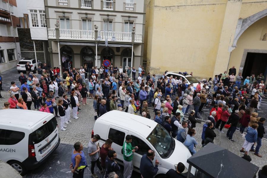 Decenas de personas se han concentrado en Cudillero en memoria del profesor David Carragal, nacido en el concejo, que falleció a causa de la brutal paliza que le propinaron tres jóvenes en las fiestas de La Florida de Oviedo.