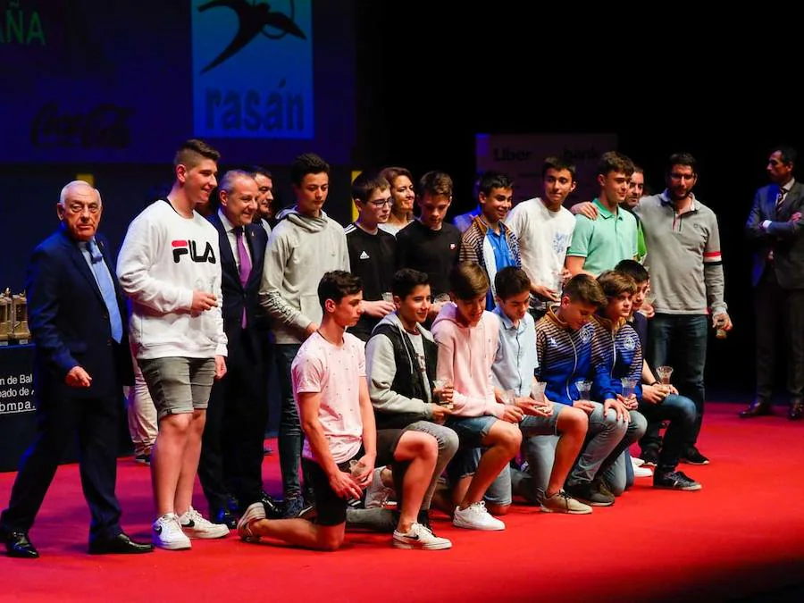 Fue una jornada para el reconocimiento a los jugadores y aquellas personas que durante toda la temporada trabajan por y para el balonmano asturiano