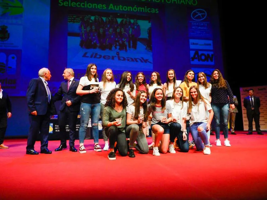 Fue una jornada para el reconocimiento a los jugadores y aquellas personas que durante toda la temporada trabajan por y para el balonmano asturiano