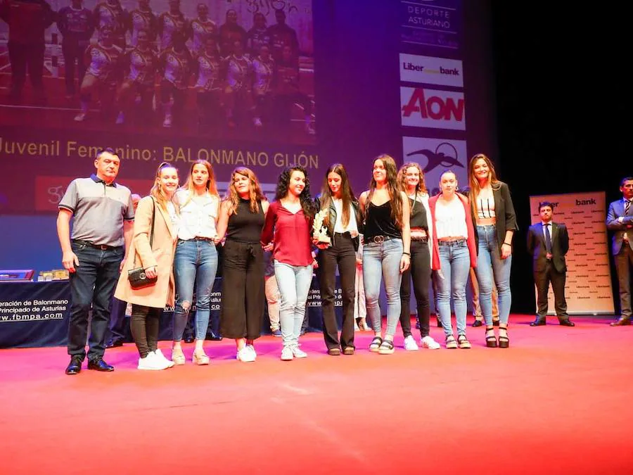 Fue una jornada para el reconocimiento a los jugadores y aquellas personas que durante toda la temporada trabajan por y para el balonmano asturiano