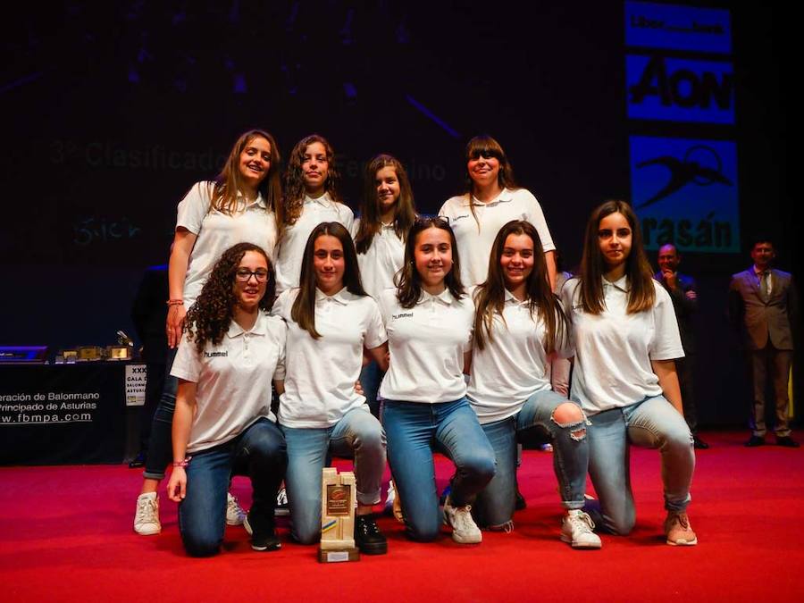 Fue una jornada para el reconocimiento a los jugadores y aquellas personas que durante toda la temporada trabajan por y para el balonmano asturiano