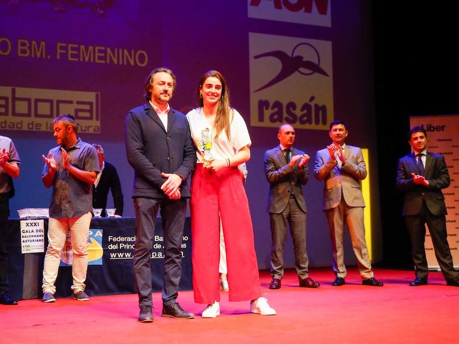 Fue una jornada para el reconocimiento a los jugadores y aquellas personas que durante toda la temporada trabajan por y para el balonmano asturiano