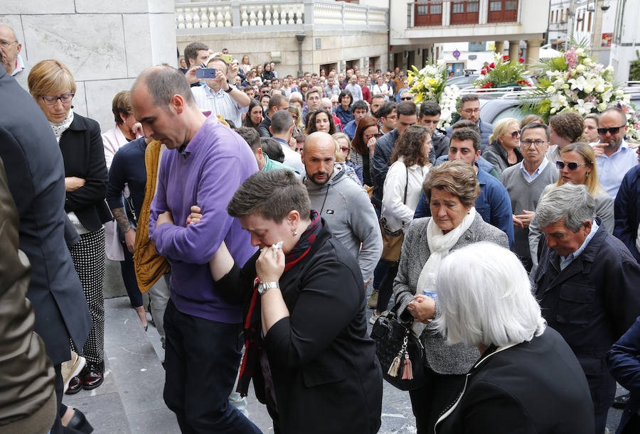 Familiares y amigos se unen para despedir al joven profesor en la localidad pixueta, lugar de donde era natural David Carragal y cuyo ayuntamiento ha decretado dos días de luto oficial 