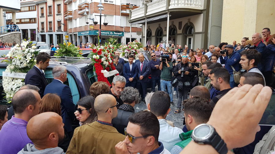 Familiares y amigos se unen para despedir al joven profesor en la localidad pixueta.