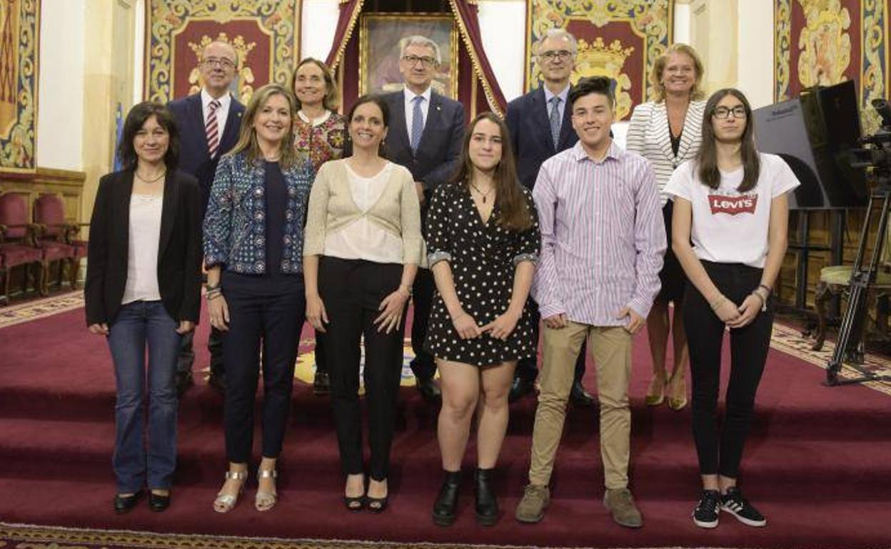 Los ganadores de la Olimpiada de Economía, en el Paraninfo, con las autoridades.