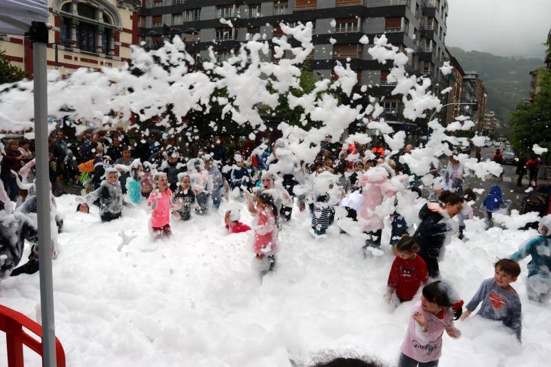 Los hinchables de agua y los cañones de espuma hicieron las delicias de los más pequeños y de los no tan pequeños que se acercaron a la calle Manuel Llaneza de Mieres para disfrutar de los festejos de San Juan.