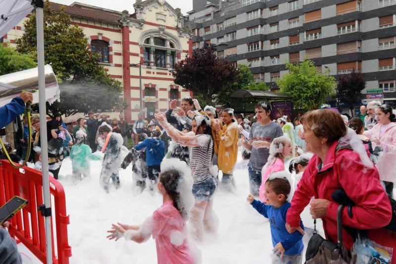 Los hinchables de agua y los cañones de espuma hicieron las delicias de los más pequeños y de los no tan pequeños que se acercaron a la calle Manuel Llaneza de Mieres para disfrutar de los festejos de San Juan.