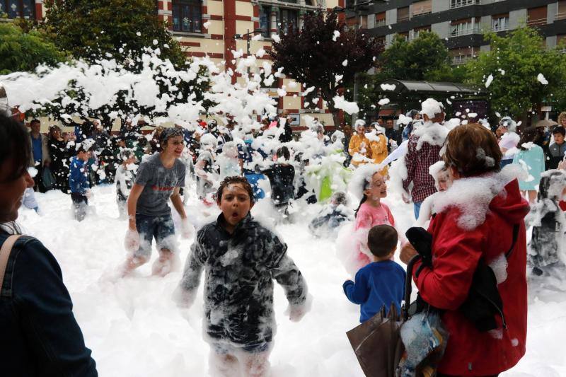 Los hinchables de agua y los cañones de espuma hicieron las delicias de los más pequeños y de los no tan pequeños que se acercaron a la calle Manuel Llaneza de Mieres para disfrutar de los festejos de San Juan.