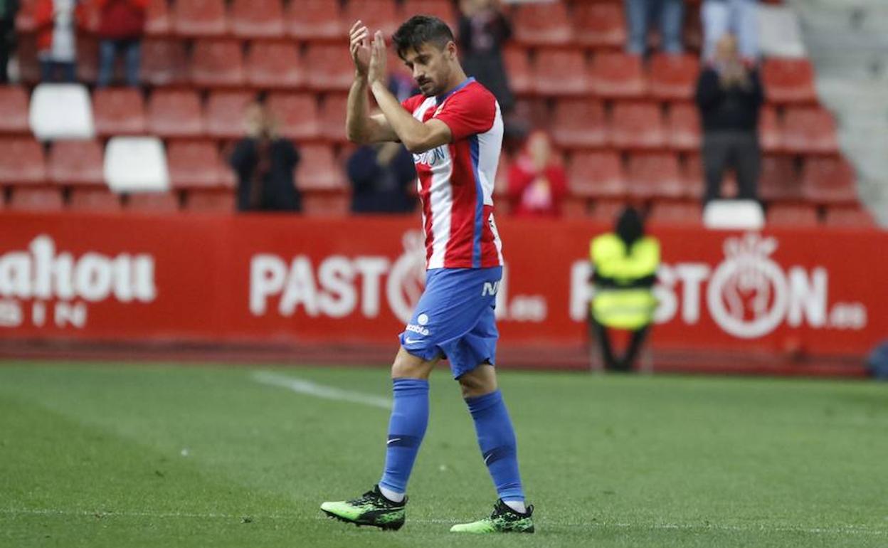 Canella aplaude al público de El Molinón en el último partido, frente al Cádiz.