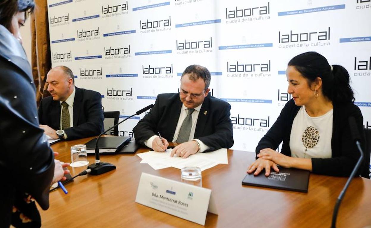 El consejero de Industria, Isaac Pola, hoy presentó el acuerdo de colaboración de la Fundación Asturiana de la Energía (FAEN) y la Sociedad Pública de Gestión y Promoción Turística en la Universidad Laboral de Gijón