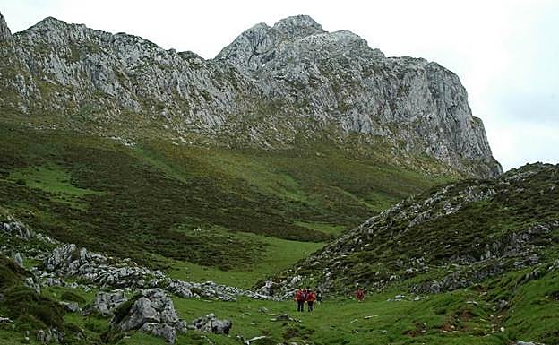 Después de bordear el Pico Jurcuetu por el O. llegamos a los Puertos de Beza . Arriba a la izquierda La Canal de Misa.