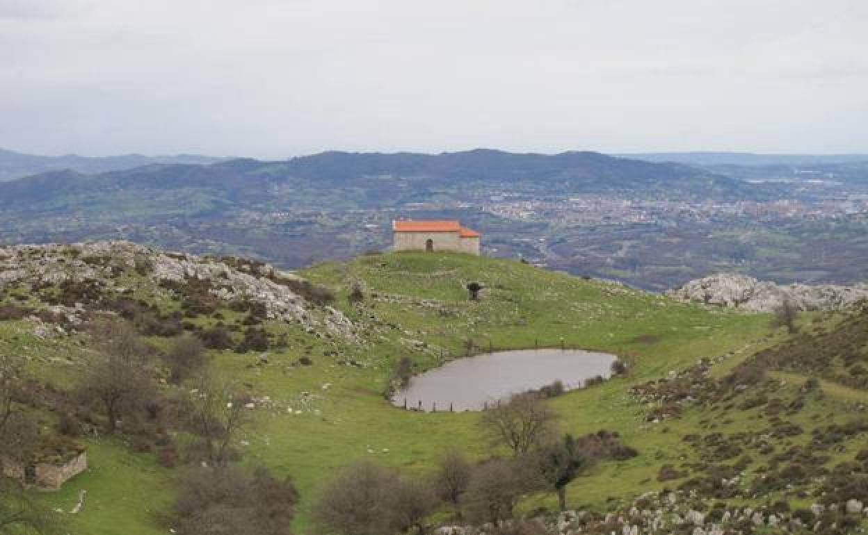 Mayáu les Capilles. Al fondo, Oviedo.