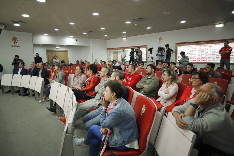 Arropado de su mujer, familia, compañeros y amigos, Canella se ha despedido esta tarde en El Molinón. Pone fin así a doce años con el primer equipo, en el que debutó en Tenerife el 15 de octubre del 2006, con 18 años, en el primero de sus 313 partidos como sportinguista 