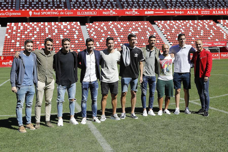 Arropado de su mujer, familia, compañeros y amigos, Canella se ha despedido esta tarde en El Molinón. Pone fin así a doce años con el primer equipo, en el que debutó en Tenerife el 15 de octubre del 2006, con 18 años, en el primero de sus 313 partidos como sportinguista 