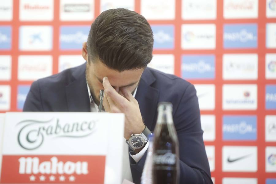 Arropado de su mujer, familia, compañeros y amigos, Canella se ha despedido esta tarde en El Molinón. Pone fin así a doce años con el primer equipo, en el que debutó en Tenerife el 15 de octubre del 2006, con 18 años, en el primero de sus 313 partidos como sportinguista 