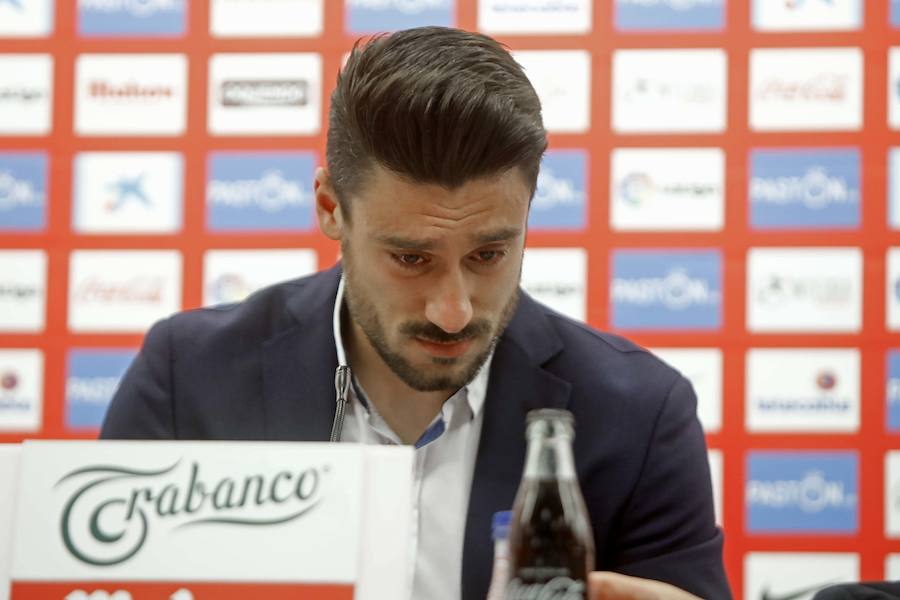 Arropado de su mujer, familia, compañeros y amigos, Canella se ha despedido esta tarde en El Molinón. Pone fin así a doce años con el primer equipo, en el que debutó en Tenerife el 15 de octubre del 2006, con 18 años, en el primero de sus 313 partidos como sportinguista 