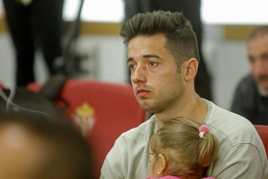 Arropado de su mujer, familia, compañeros y amigos, Canella se ha despedido esta tarde en El Molinón. Pone fin así a doce años con el primer equipo, en el que debutó en Tenerife el 15 de octubre del 2006, con 18 años, en el primero de sus 313 partidos como sportinguista 