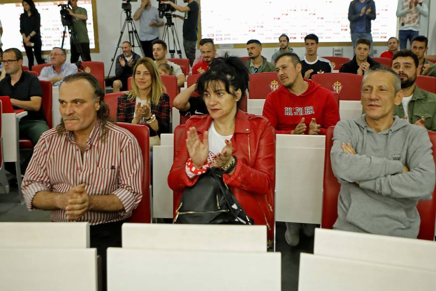 Arropado de su mujer, familia, compañeros y amigos, Canella se ha despedido esta tarde en El Molinón. Pone fin así a doce años con el primer equipo, en el que debutó en Tenerife el 15 de octubre del 2006, con 18 años, en el primero de sus 313 partidos como sportinguista 