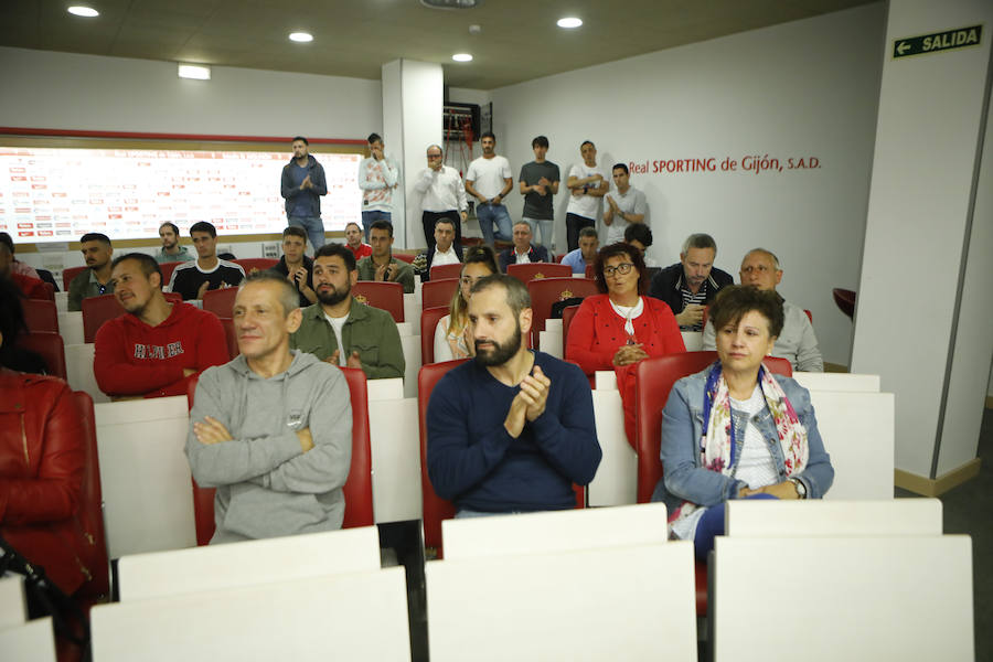 Arropado de su mujer, familia, compañeros y amigos, Canella se ha despedido esta tarde en El Molinón. Pone fin así a doce años con el primer equipo, en el que debutó en Tenerife el 15 de octubre del 2006, con 18 años, en el primero de sus 313 partidos como sportinguista 