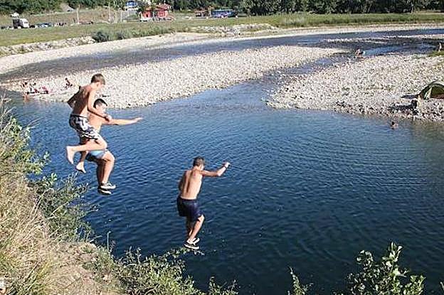 Un grupo de niños se baña en el Río Cares.