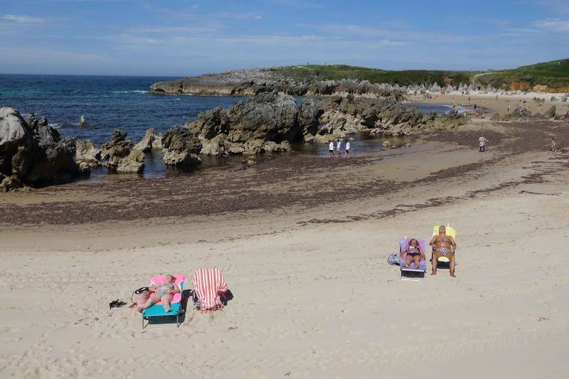 Día de playa. El primer día completo de este verano ha animado a muchos a disfrutar de los arenales de Asturias y a no pocos a tomar el sol en los parques, como han hecho muchos ovetenses.