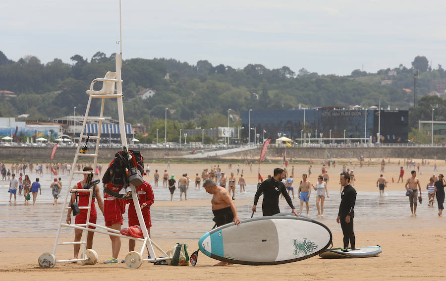 Día de playa. El primer día completo de este verano ha animado a muchos a disfrutar de los arenales de Asturias y a no pocos a tomar el sol en los parques, como han hecho muchos ovetenses.