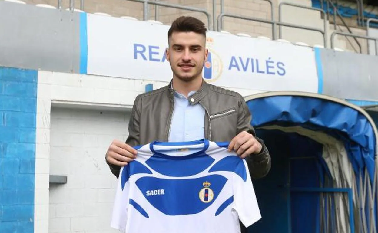 Javi Torres con la nueva camiseta del Real Avilés. 