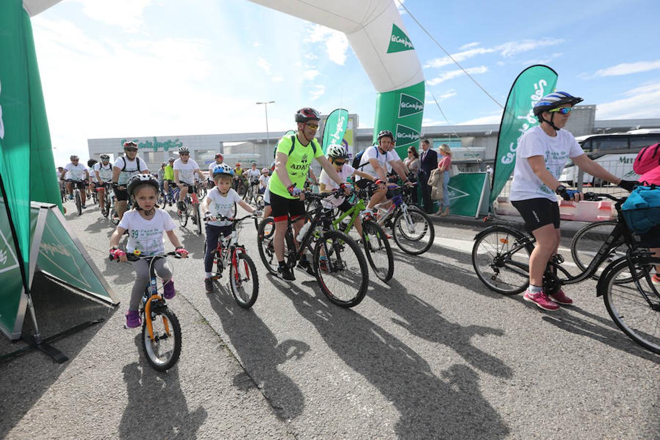 Cientos de personas han participado en la Fiesta de la Bicicleta de Avilés en un recorrido de diez kilómetros por la ciudad hasta finalizar en la plaza de La Exposición