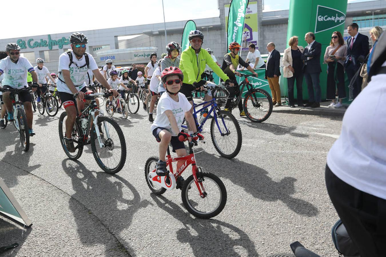 Cientos de personas han participado en la Fiesta de la Bicicleta de Avilés en un recorrido de diez kilómetros por la ciudad hasta finalizar en la plaza de La Exposición