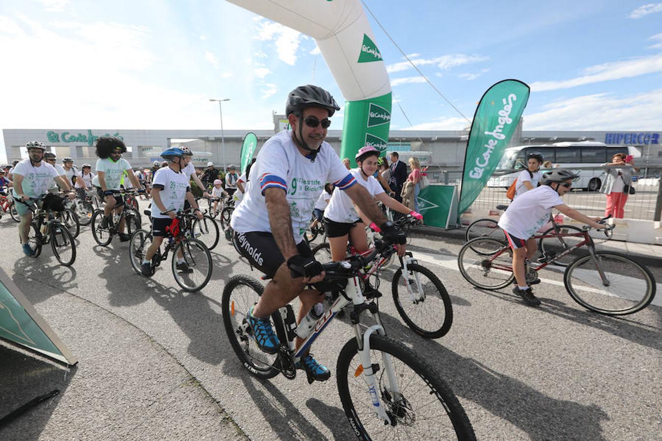 Cientos de personas han participado en la Fiesta de la Bicicleta de Avilés en un recorrido de diez kilómetros por la ciudad hasta finalizar en la plaza de La Exposición