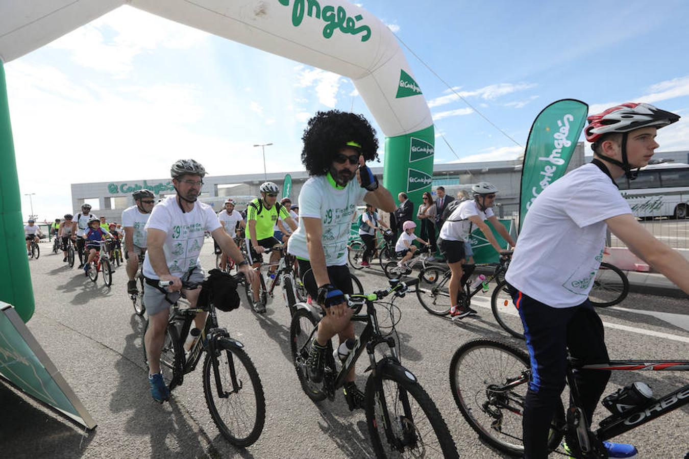 Cientos de personas han participado en la Fiesta de la Bicicleta de Avilés en un recorrido de diez kilómetros por la ciudad hasta finalizar en la plaza de La Exposición