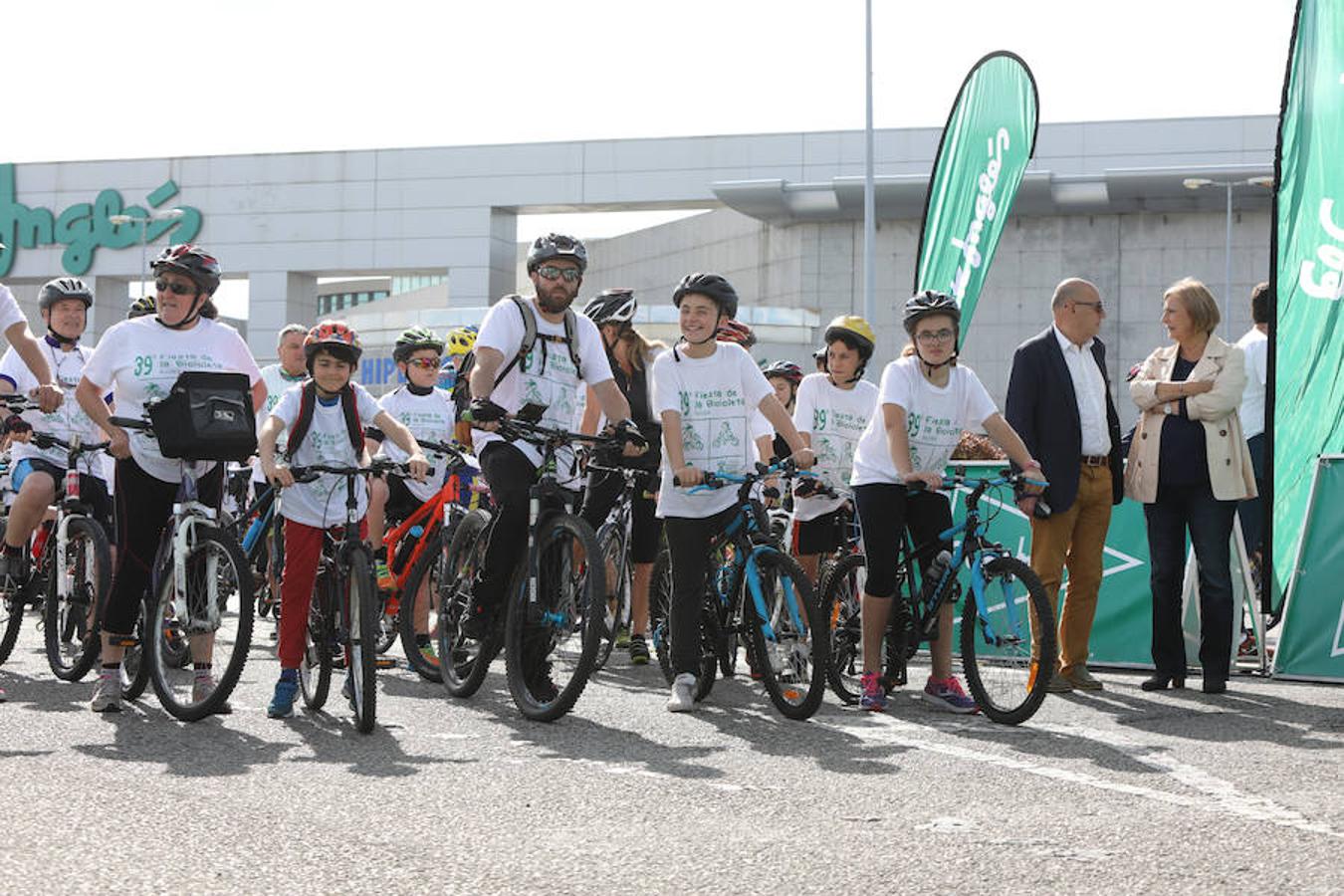 Cientos de personas han participado en la Fiesta de la Bicicleta de Avilés en un recorrido de diez kilómetros por la ciudad hasta finalizar en la plaza de La Exposición